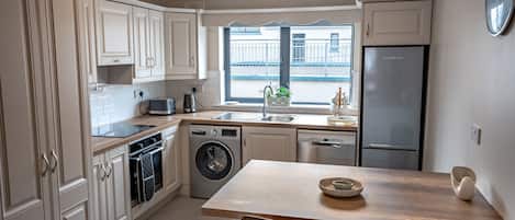 Deluxe Apartment | Private kitchen | Coffee/tea maker, electric kettle