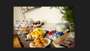 A buffet table with various food items and beverages. - Kinvara Guesthouse (Kinvara)