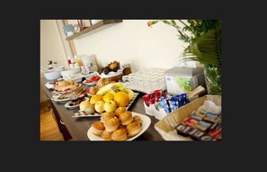 Desayuno continental gratuito y diario