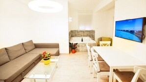 Luxury Suite, 1 Bedroom, 1 Living Room. Jetted Tub (Argaman)