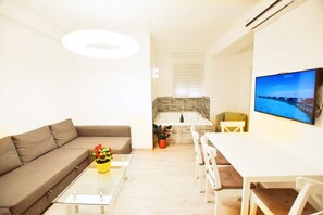Premium bedding, down duvets, in-room safe, desk - Rothschild Mansion (Haifa)