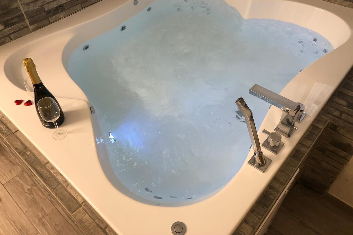 Luxury Suite, 1 Bedroom, 1 Living Room. Jetted Tub (Argaman) | 1 camera, biancheria da letto di alta qualità, copriletto in piuma