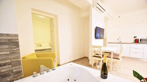 Luxury Suite, 1 Bedroom, 1 Living Room. Jetted Tub (Argaman)