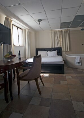 Superior Suite, Jetted Tub