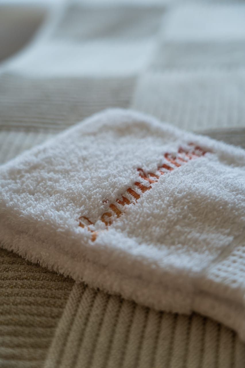 Un gros plan d’un tissu blanc texturé, orné d’un motif rappelant des points de couture.