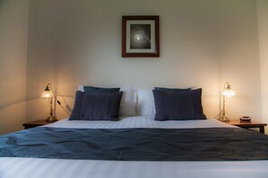 Sistema de insonorización, tabla de planchar con plancha y ropa de cama 