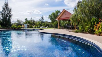 Kolam renang outdoor, dengan kursi berjemur