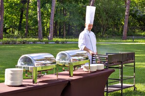 Frukost och lunch serveras, med utsikt mot trädgården