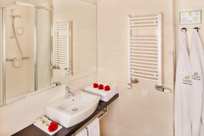 Shower, free toiletries, hair dryer, towels - Z-Hotel Business & Spa (Otwock)