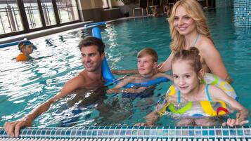 Kapalı yüzme havuzu