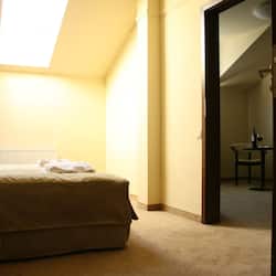 Studio | Két bảo mật tại phòng, bàn, màn/rèm cản sáng, bàn ủi/dụng cụ ủi quần áo