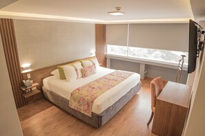Caja de seguridad en la habitación y escritorio 