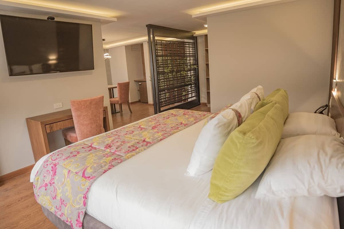 suite king | 1 bedroom, in-room safe, desk, soundproofing