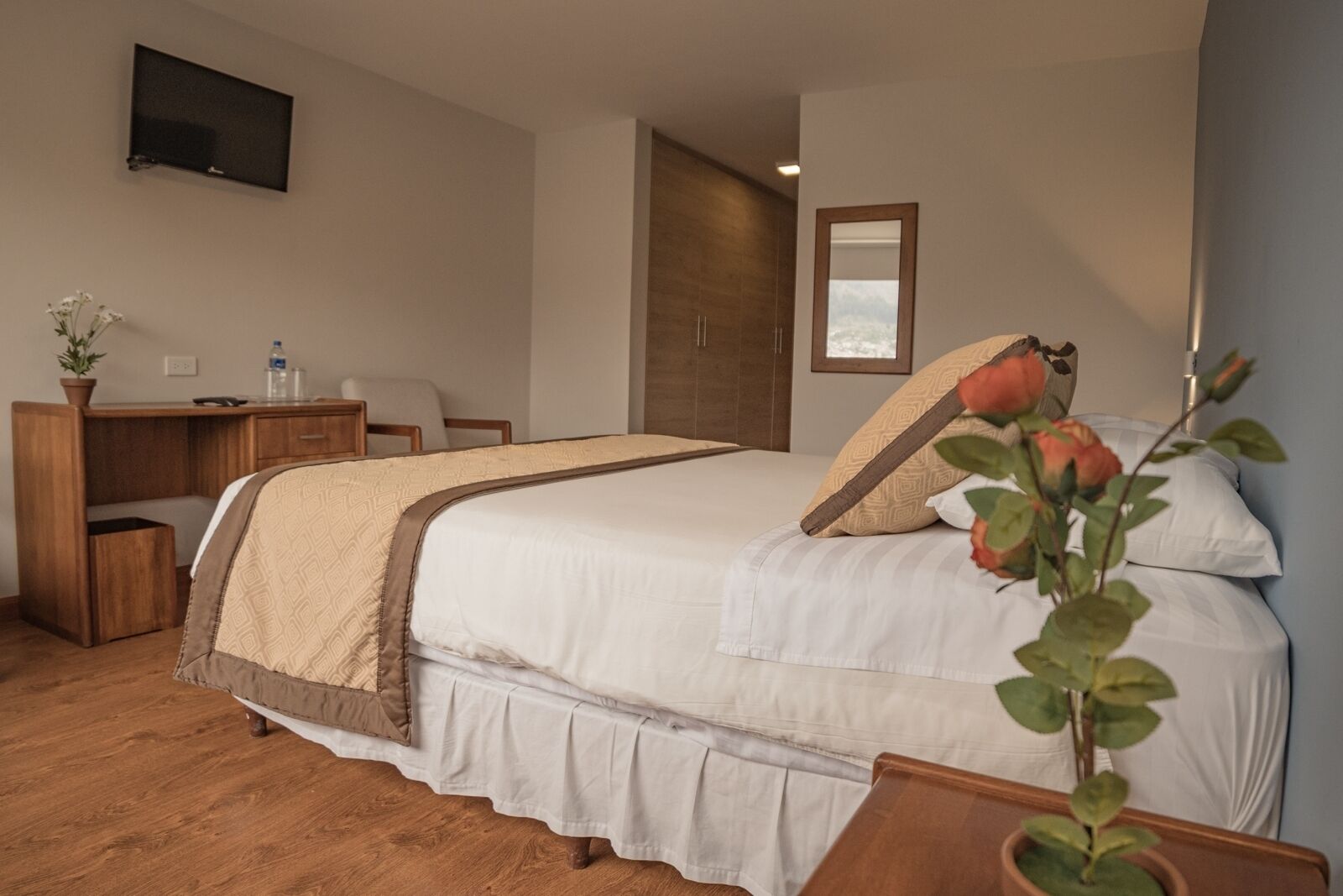 queen room | 1 bedroom, in-room safe, desk, soundproofing