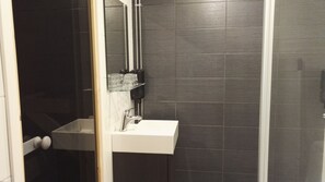 Twin Room, Sauna | Bathroom | Shower, hair dryer, bidet, towels - Revontuli Resort Hotel (Hankasalmi)