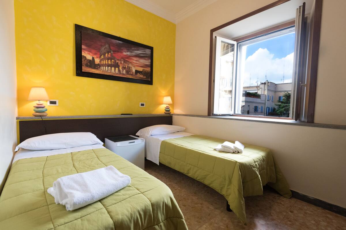 Habitación estándar con 1 cama doble o 2 individuales, baño privado | Colchones con acolchado adicional y escritorio