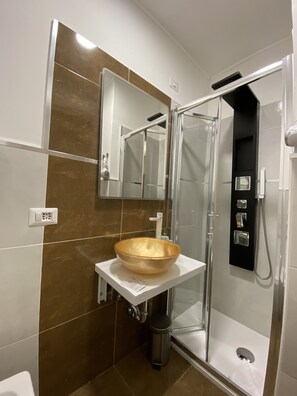 Double Room | Bathroom | Shower, rainfall showerhead, free toiletries, bidet