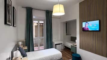 Cubrecamas, minibar, caja de seguridad en la habitación y escritorio