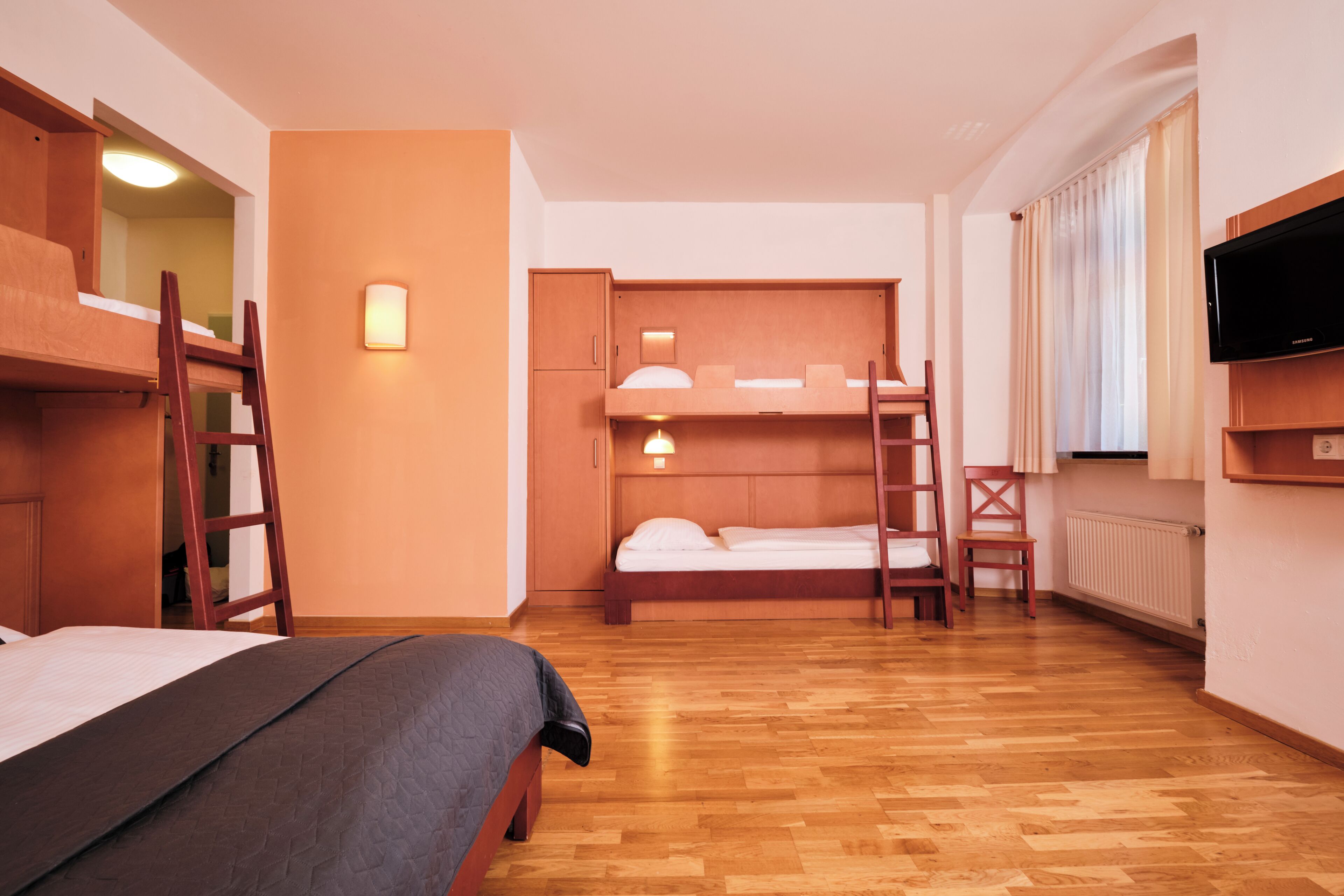 hypo-allergenic bedding, in-room safe, desk, free wifi