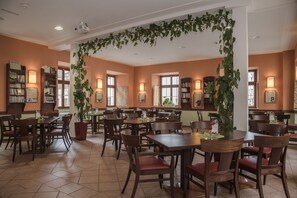 Serveert lunch en diner, openlucht dineren