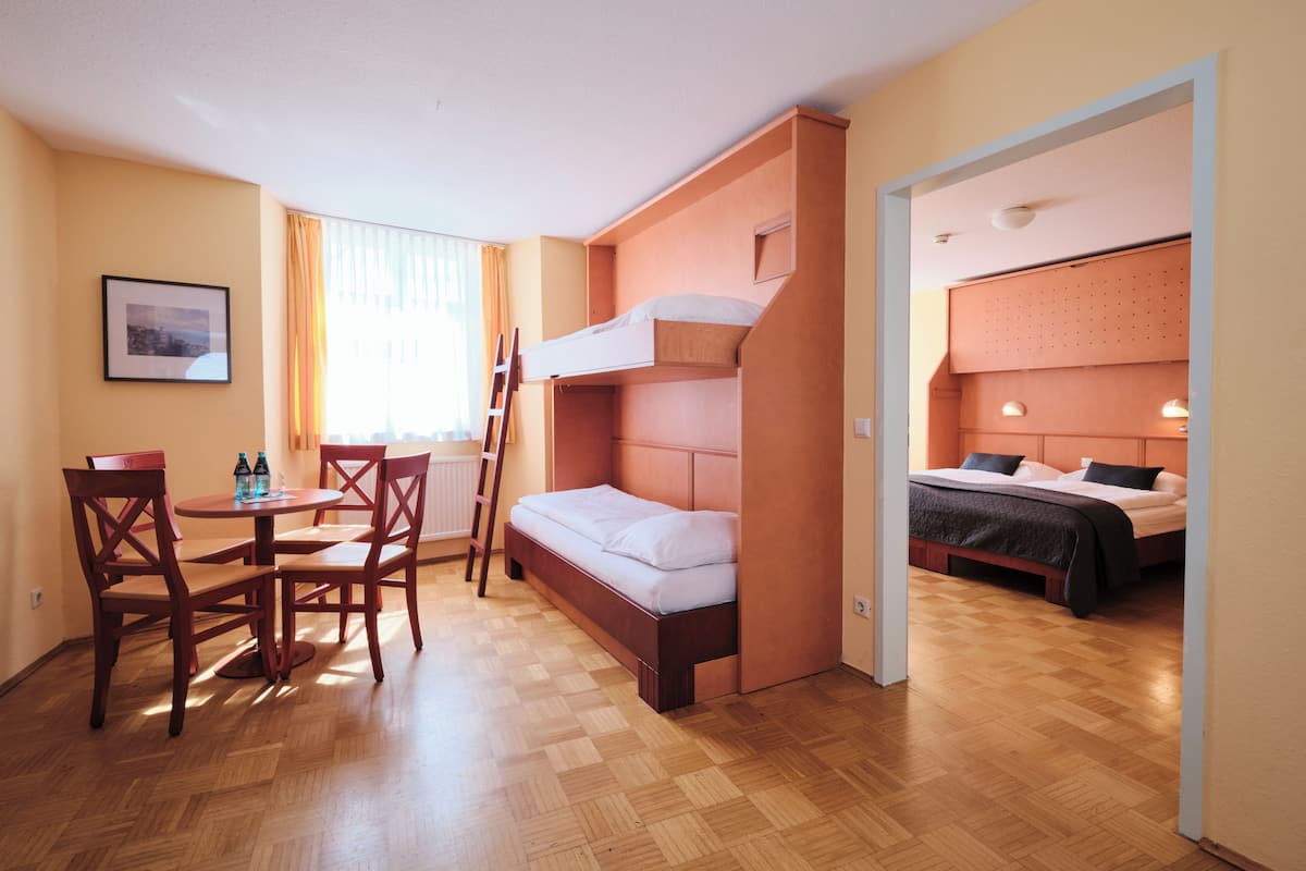 Apartemen Standar, 2 kamar tidur | Seprai antialergi, brankas, meja kerja, dan Wi-Fi gratis