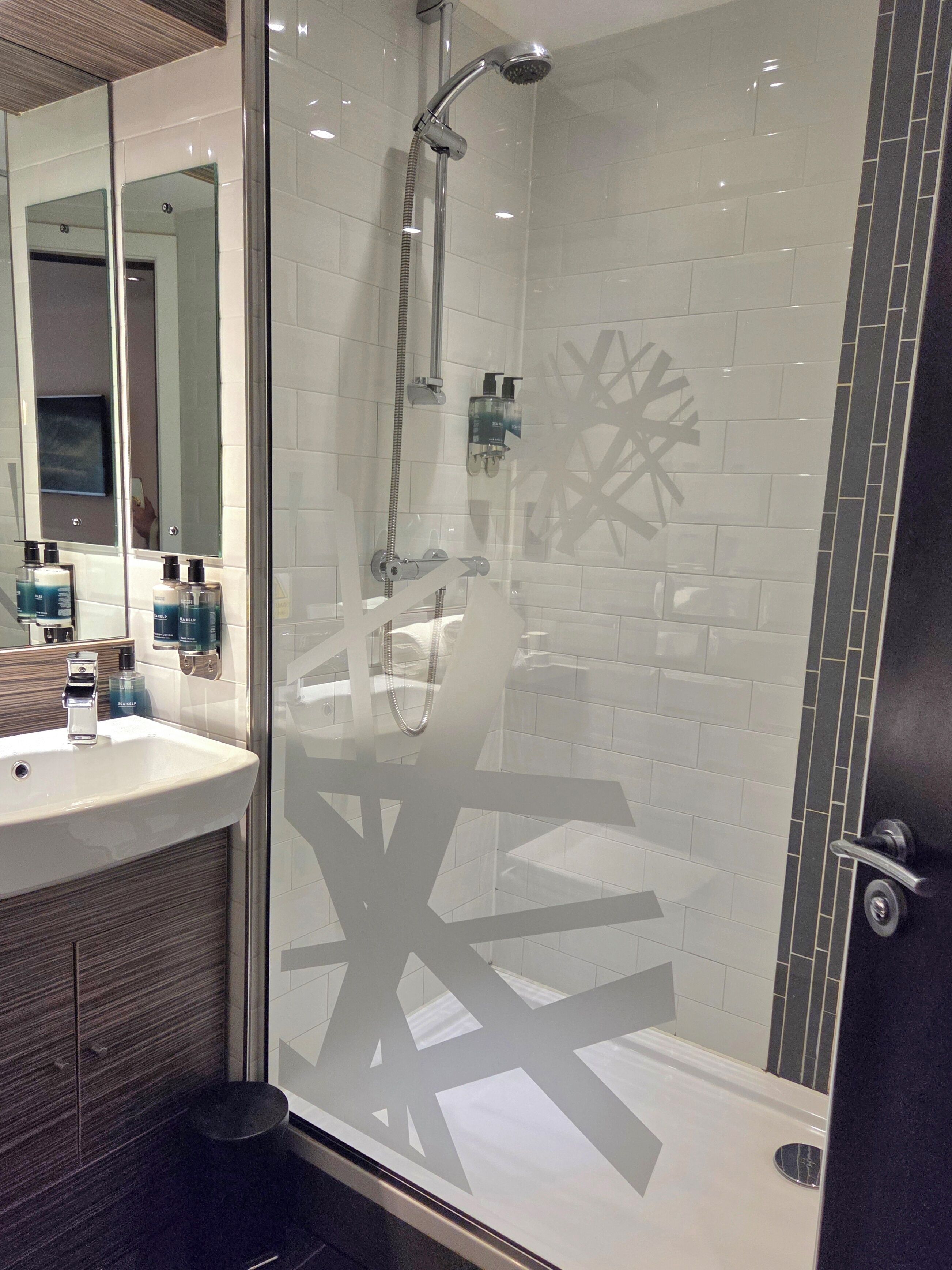 Club Super King | Bathroom | Shower, free toiletries, hair dryer, towels