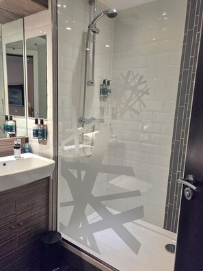 Club Super King | Bathroom | Shower, free toiletries, hair dryer, towels - Mondo Hotel (Coatbridge)