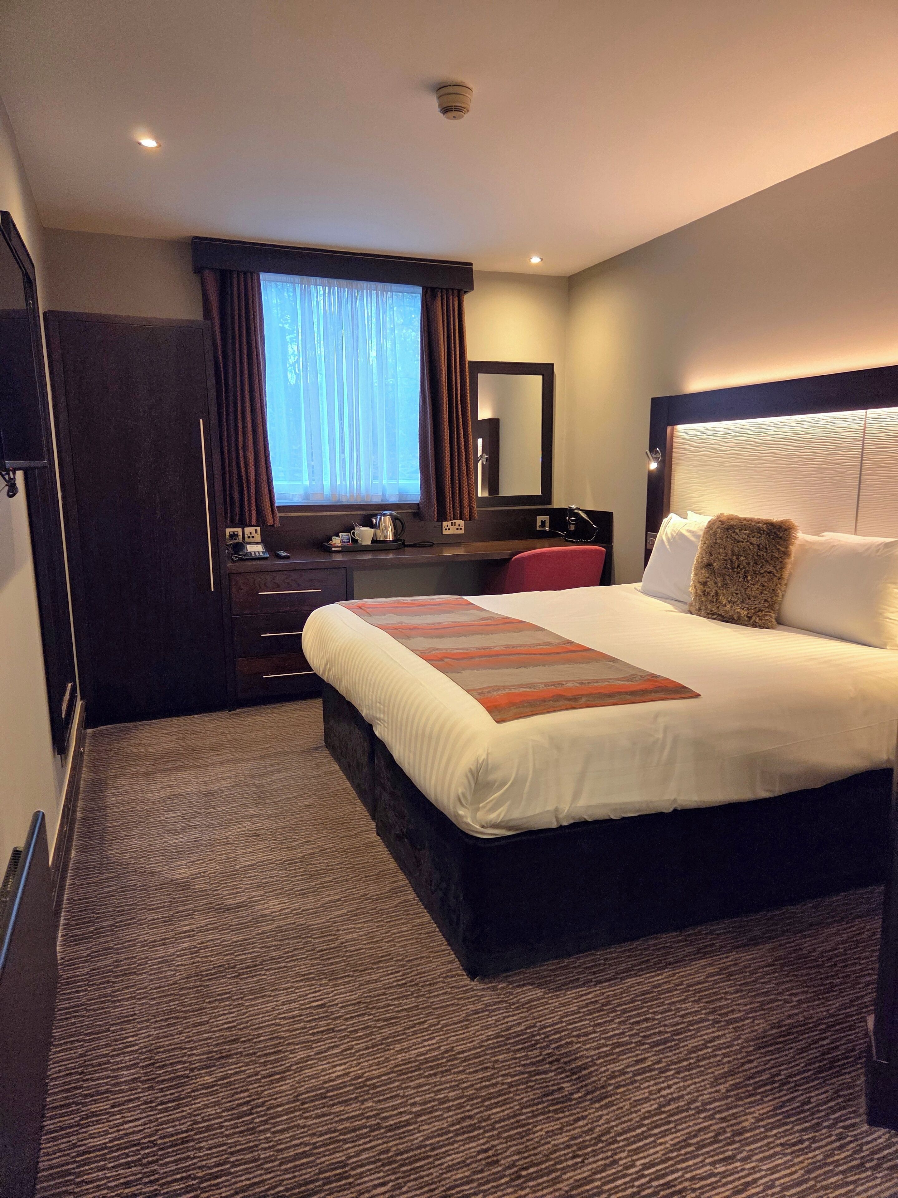 舒适客房, 1 张特大床 | 办公桌、笔记本电脑工作区、遮光窗帘、熨斗/熨板