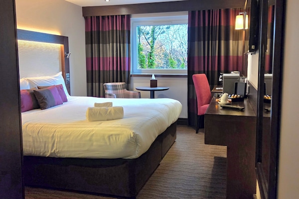 Bureau, espace de travail pour ordinateur portable, rideaux occultants