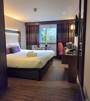 Club Super King | Desk, laptop workspace, blackout drapes, iron/ironing board - Mondo Hotel (Coatbridge)