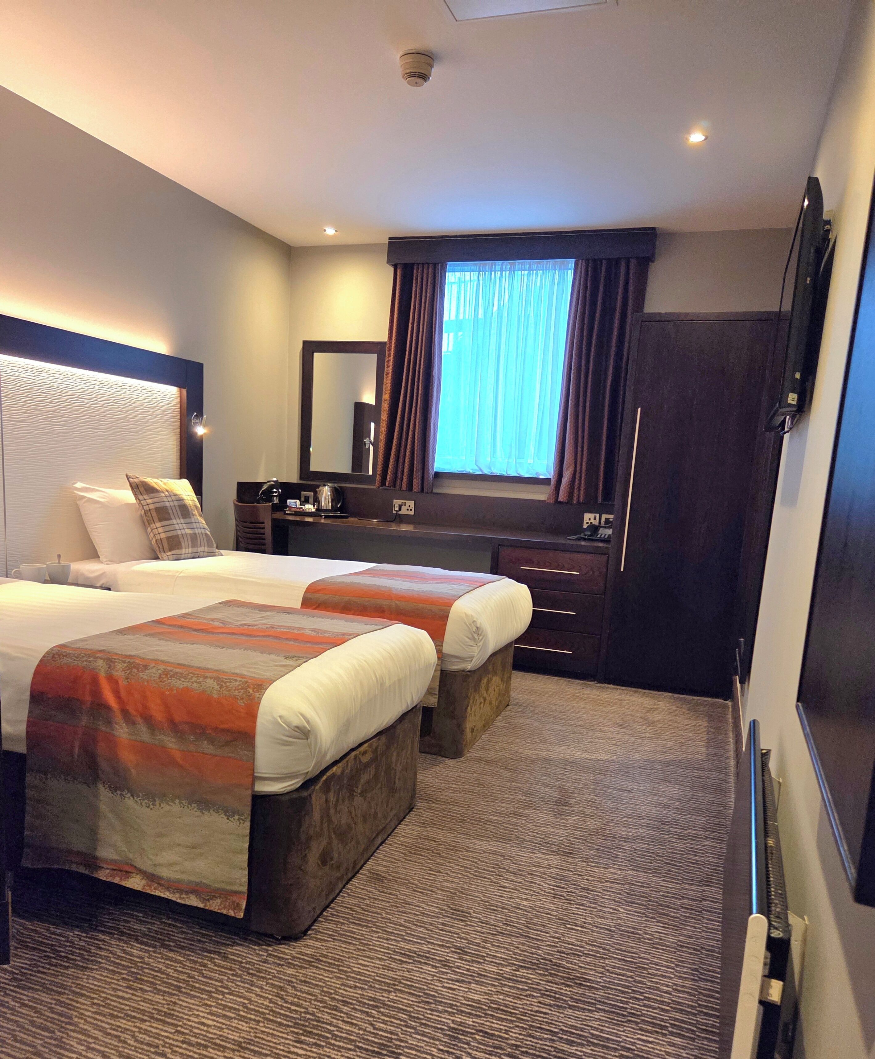 客房, 2 张单人床 | 办公桌、笔记本电脑工作区、遮光窗帘、熨斗/熨板