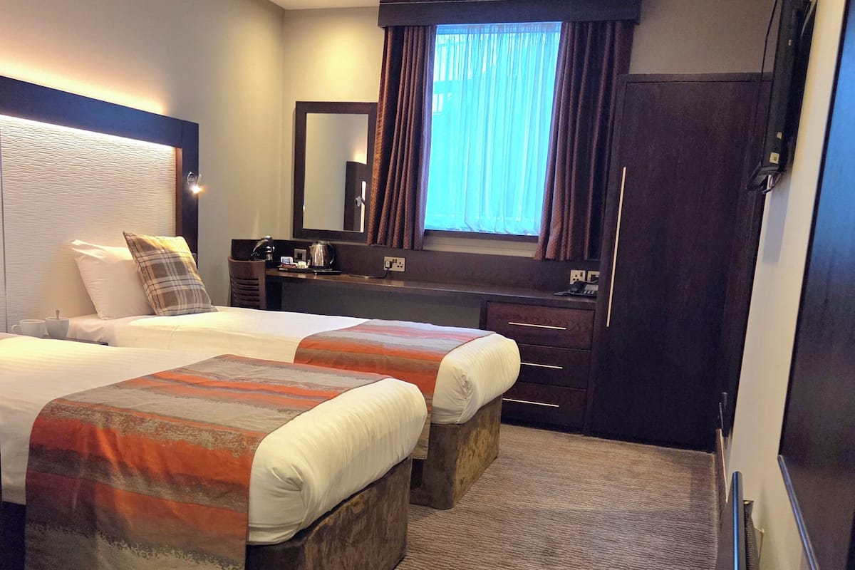 Habitació, 2 llits individuals | 1 dormitori, escriptori i espai de treball apte per a portàtils