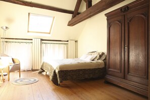 Comfort Double or Twin Room, Private Bathroom | Laptop workspace, blackout drapes, free WiFi, bed sheets - Carmelites Guest House (Brussels)