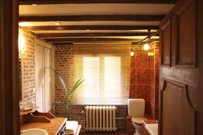 Comfort kamer, 1 twee- of 2 eenpersoonsbedden, privébadkamer | Badkamer | Een bad/douchecombinatie, gratis toiletartikelen, een haardroger