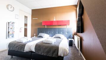 Quarto casal | Individualmente decorados, individualmente mobiliados, escrivaninha