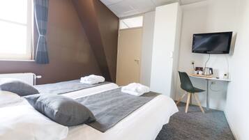 客室ごとに異なる装飾、客室ごとに異なるインテリア、デスク、アイロン / アイロン台