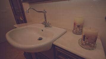 Separate bathtub and shower, free toiletries, hair dryer, bidet