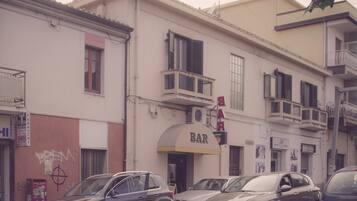 Vista frontal de la propiedad