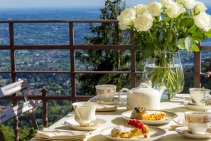 A table set for tea with a scenic view. - Hotel Al Borducan (Varese)