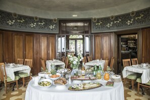 Desayuno buffet incluido todos los días 