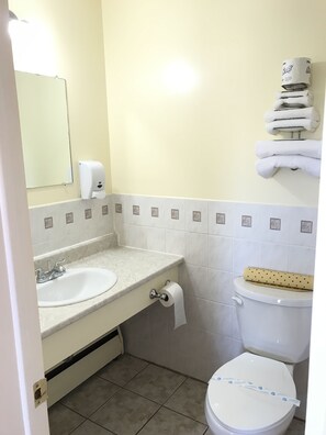 Standard Room, 1 Queen Bed | Bathroom | Free toiletries, hair dryer, towels