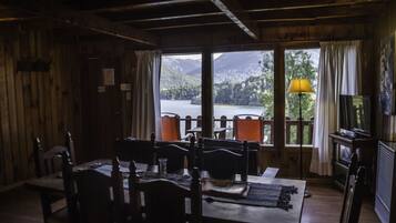 Apartamento, 2 habitaciones | Sala de estar | Una televisión, un reproductor de DVD, películas de pago