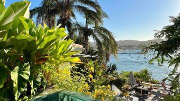 Suíte premium, banheira de imersão, vista para o mar | Roupas de cama de algodão egípcio, camas com colchões pillow-top