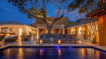 Fachada da propriedade à noite