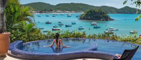 2 piscinas al aire libre, sombrillas, sillones reclinables de piscina