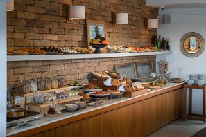 Free daily buffet breakfast - Vila d'este Hotel (Búzios)