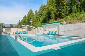 Piscine couverte, piscine extérieure, chaises longues