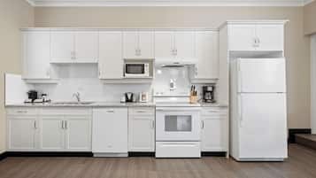 Executive Suite, Multiple Beds (Executive Resident Suite) | Private kitchen | Fridge, microwave, coffee/tea maker