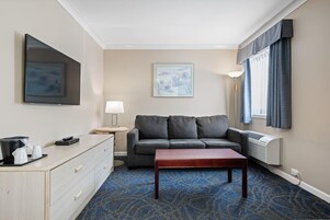 Quarto luxo, 1 cama King e sofá-cama, cozinha americana (Kitchenette Residence) | Área de estar | TV 46 polegadas com canais a cabo