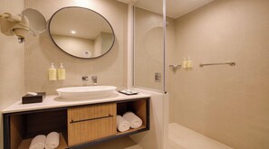 Ducha, artículos de tocador gratuitos, secador de pelo, toallas